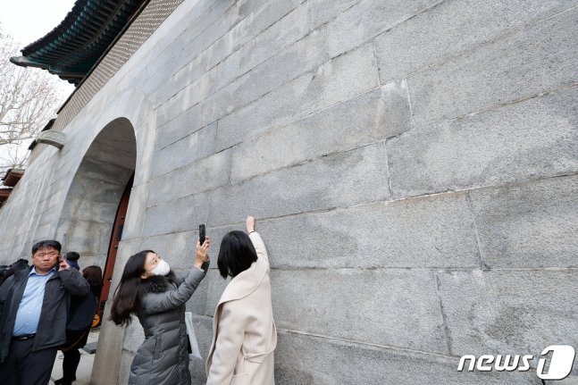 4일 서울 종로구 경복궁 영추문 주변의 스프레이 낙서에 대한 보존 처리가 끝나 일반에 공개되고 있다. 2024.1.4/뉴스1