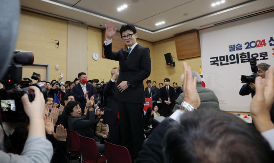 한동훈 국민의힘 비상대책위원장이 4일 광주 서구 김대중컨벤션센터에서 열린 2024 국민의힘 광주 신년인사회에 참석해 지지자들에게 인사하고 있다. 2024.1.4/뉴스1 ⓒ News1