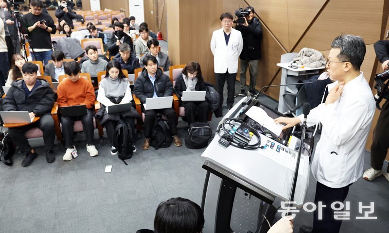 민승기 서울대학교병원 이식혈관외과 교수가 4일 서울 종로구 서울대병원 의학연구혁신센터에서 이재명 더불어민주당 대표의 사고 부위에 대해 설명하고 있다. 최혁중 기자 sajinman@donga.com