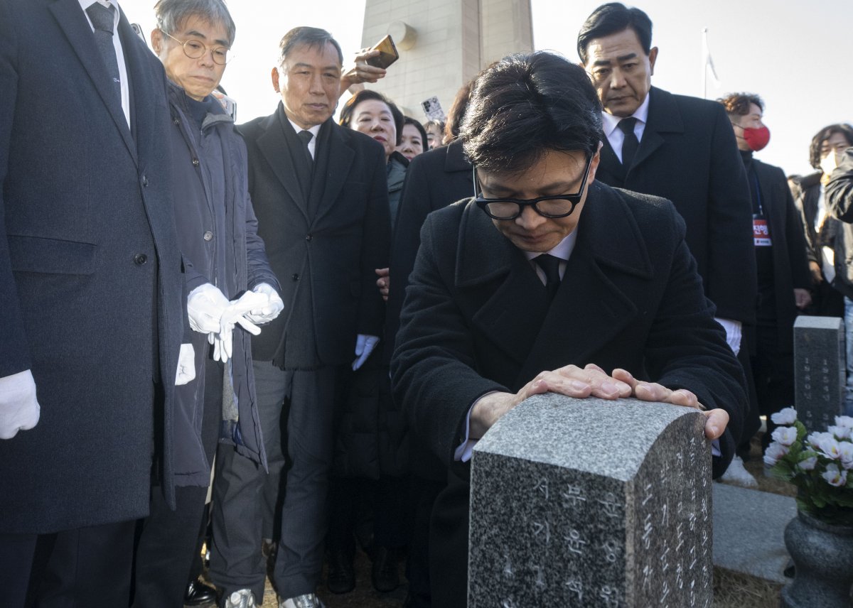 한동훈 국민의힘 비상대책위원장이 4일 오전 광주 북구 운정동 국립5·18민주묘지 묘역을 참배하고 있다. 2024.01.04. 뉴시스