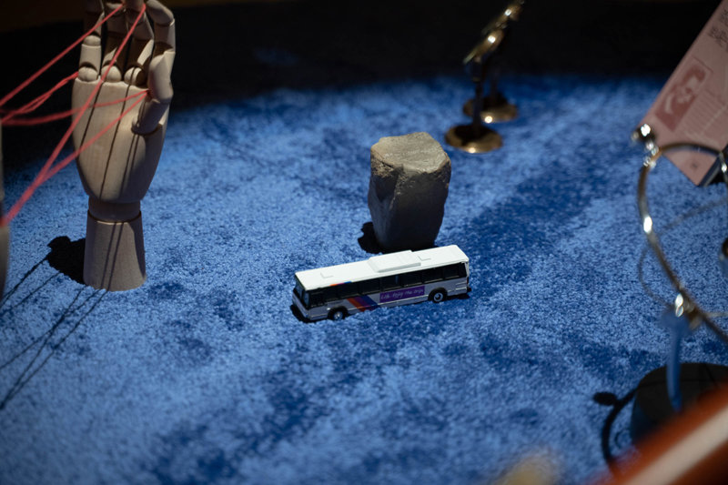 고성 작가가 영감을 얻은 영화 ‘패터슨’에 등장하는 버스 모형을 전시한 모습. 페리지갤러리 제공