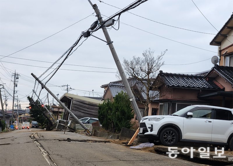 3일 전 강진으로 지반 액상화 현상이 나타난 일본 이시카와현 우치나다에서 4일 전봇대가 쓰러지고 땅이 울퉁불퉁하게 솟아 올라 있다. 우치나다=이상훈 특파원 sanghun@donga.com