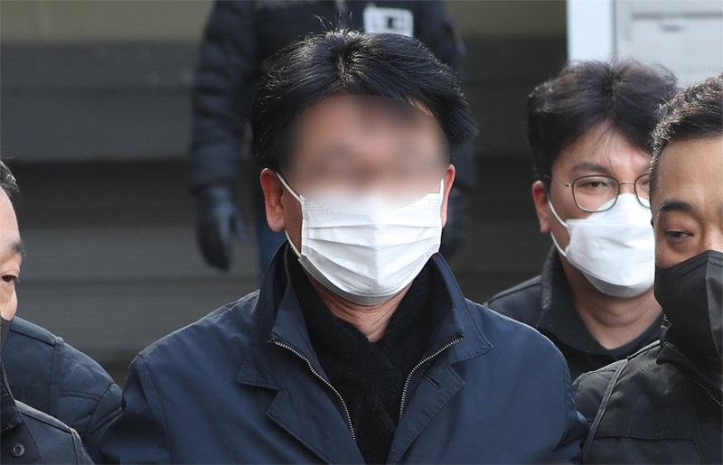 이재명 더불어민주당 대표를 흉기로 공격한 피의자 김모 씨가 4일 오후 구속 전 피의자 심문(영장실질심사)에 출석하기 위해 부산지법으로 이송되고 있다. 부산=뉴스1