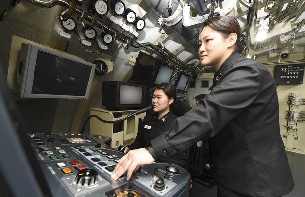 성주빈 대위(왼쪽)와 유효진 대위가 작년 12월22일 해군 잠수함사령부 잠수함 조종훈련장에서 조종훈련을 하고 있다. 해군 제공