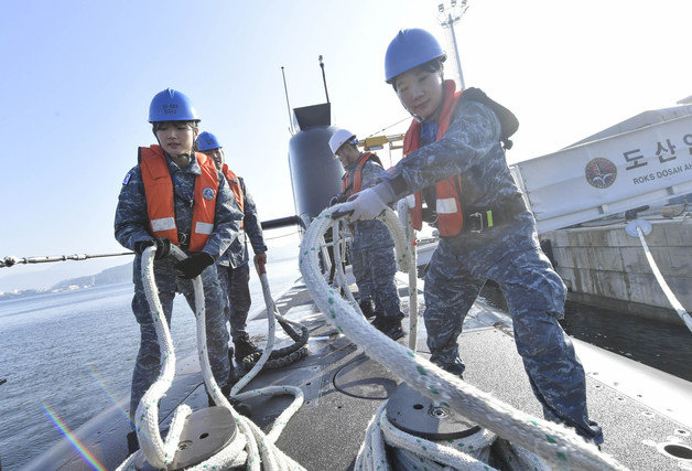 김현겸 하사(앞줄 왼쪽)와 강수연 중사(앞줄 오른쪽)가 작년 12월29일 도산안창호함에서 잠수함 출·입항 절차를 숙달하고 있다. 해군 제공