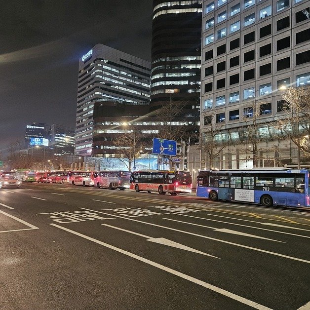서울 명동 인근 광역버스들이 정체된 채 줄지어 서 있다. 독자 제공 2024.1.5 뉴스1