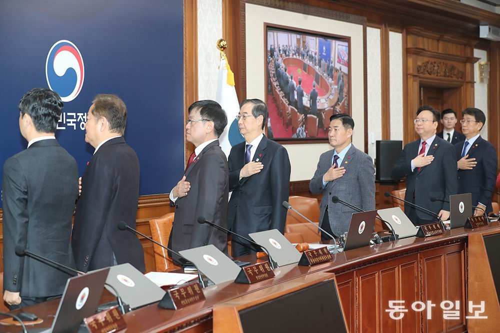 정부는 5일 오전 정부서울청사에서 한덕수 국무총리 주재로 임시 국무회의를 열고 ‘김건희특검법’과 ‘대장동 50억 클럽 특검법’등 
이른바 쌍특검법에 대해 윤석열 대통령에 재의요구권(거부권)행사를 건의하는 안건을 의결했다. 2024.01.05. 김동주 기자 
zoo@donga.com