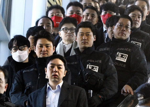 한동훈 국민의힘 비상대책위원장이 4일 광주 송정역에 도착해 경찰 경호를 받으며 이동하고 있다.  2024.1.4./뉴스1 ⓒ News1