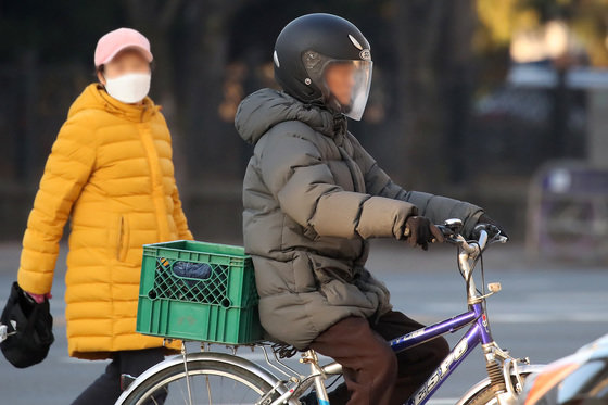 대구 수성구 달구벌대로에서 한 시민이 오토바이 헬멧을 쓴 채 자전거를 타고 있다. 2024.1.4/뉴스1 ⓒ News1