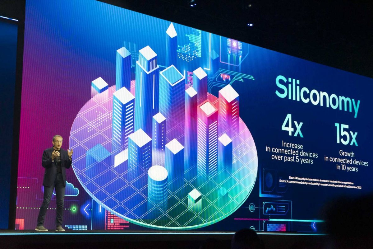 지난해 9월 개최된 인텔 이노베이션 2023에서 펫 겔싱어 인텔 최고경영자가 ‘실리콘 경제(실리코노미)’라는 용어를 주창했다 / 출처=IT동아