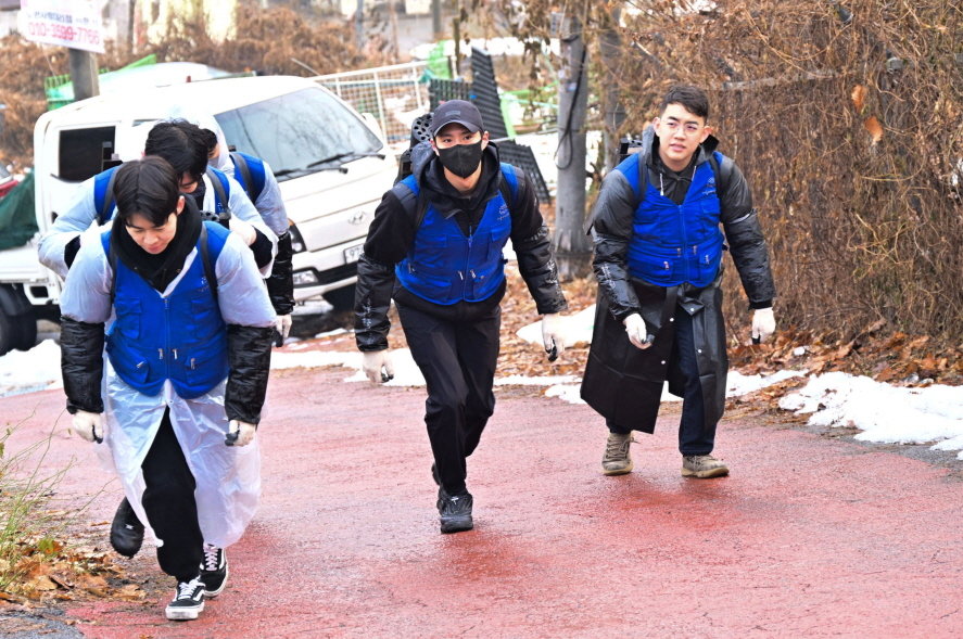 지난 3일 에이스침대 전속 모델인 배우 박보검(가운데)이 에이스침대 봉사단과 함께 연탄 나르기 봉사를 하고 있다. 에이스침대 제공