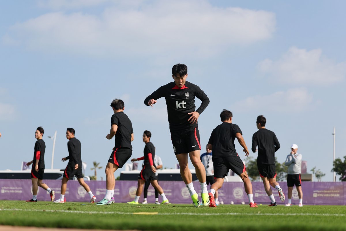 손흥민(사진 앞)을 비롯한 한국 축구대표팀 선수들이 4일 아랍에미리트 아부다비에서 진행된 전술훈련에 앞서 몸을 풀고 있다. 아시안컵을 앞둔 대표팀은 6일 아부다비에서 이라크와 평가전을 치른다. 대한축구협회 제공