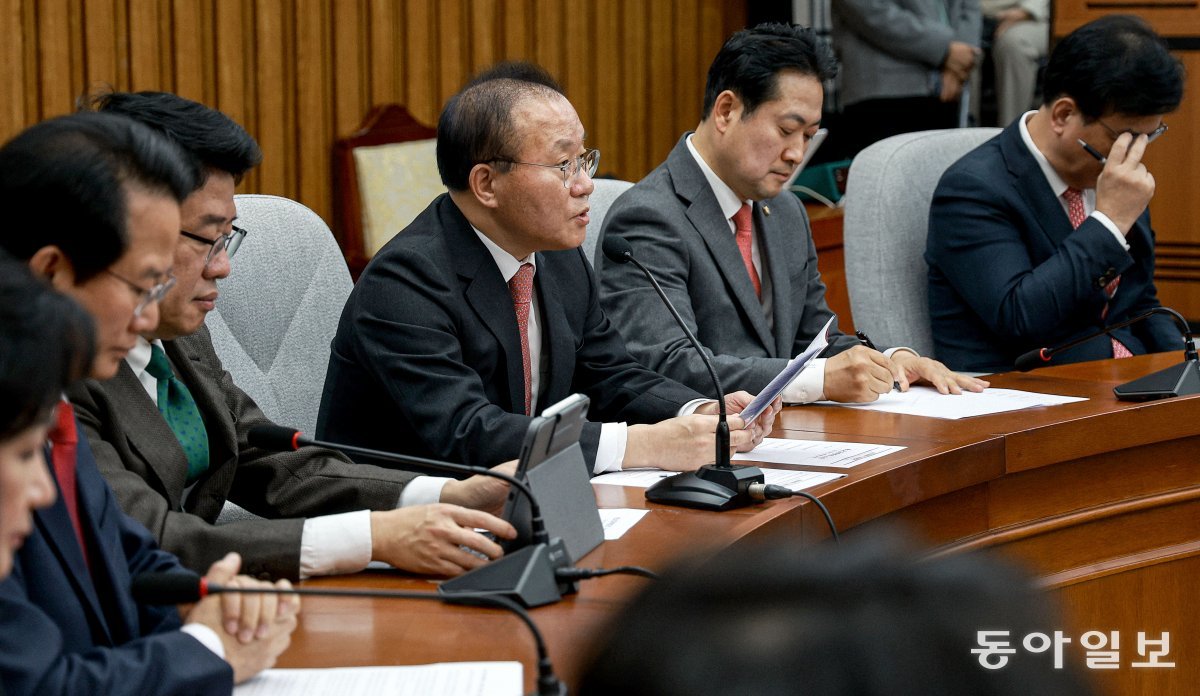 국민의힘 윤재옥 원내대표(왼쪽)가 5일 원내대책회의에서 발언하고 있다. 윤 원내대표는 이날 회의 후 기자들과 만나 막말 정치인들에
 대한 4월 총선 공천 페널티 관련 질문에 “정치적으로 책임져야 할 부분이라고 생각하면 공천 심사 과정에서 반영될 것”이라고 
말했다. 송은석 기자 silverstone@donga.com