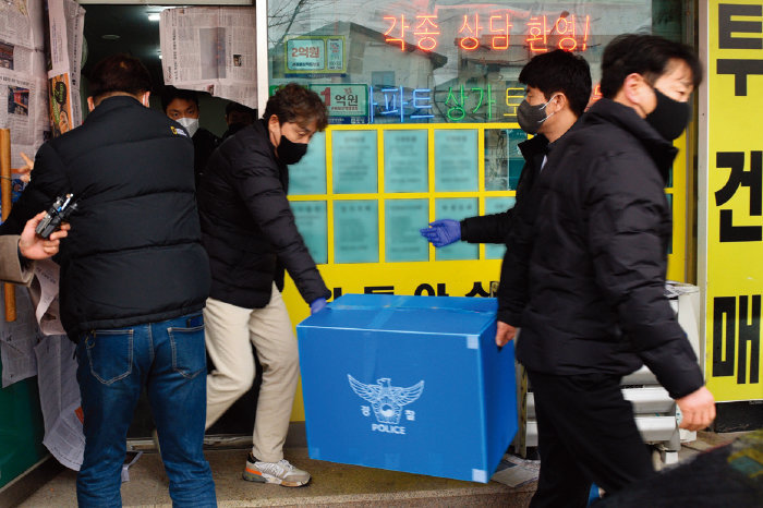 경찰이 1월 3일
이재명 대표 습격범 김 모 씨가 운영하는 충남 아산 부동산공인중개사사무소를 압수수색하고 있다. [뉴스1]