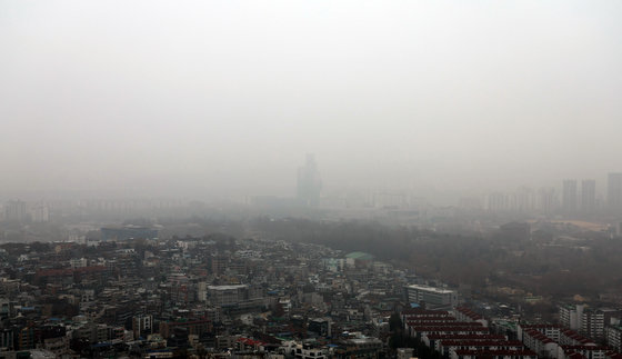 초미세먼지 농도가 ‘나쁨’ 수준을 보인 5일 오전 서울 남산에서 바라본 도심이 뿌옇게 보이고 있다. 2024.1.5/뉴스1