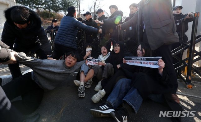 6일 오후 서울 용산구 대통령실 인근 입구 앞에서 한국대학생진보연합 대학생들이 ‘윤석열 대통령의 김건희 특검 거부 규탄’ 기습시위를 하고 있다. 뉴시스