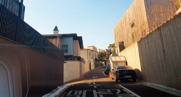 서울 용산구 한남동 부촌 집은 대부분 보는 이에게 위압감을 줄 정도로 웅장한 담장에 둘러싸여 있다. [안영배 제공]