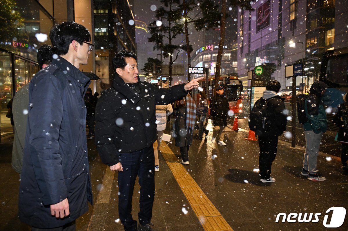 오세훈 서울시장이 6일 오후 최근 퇴근길 대란으로 혼란을 빚고 있는 서울 중구 명동입구 광역버스 정류장을 찾아 현장을 점검하고 있다. (서울시 제공) (서울=뉴스1)