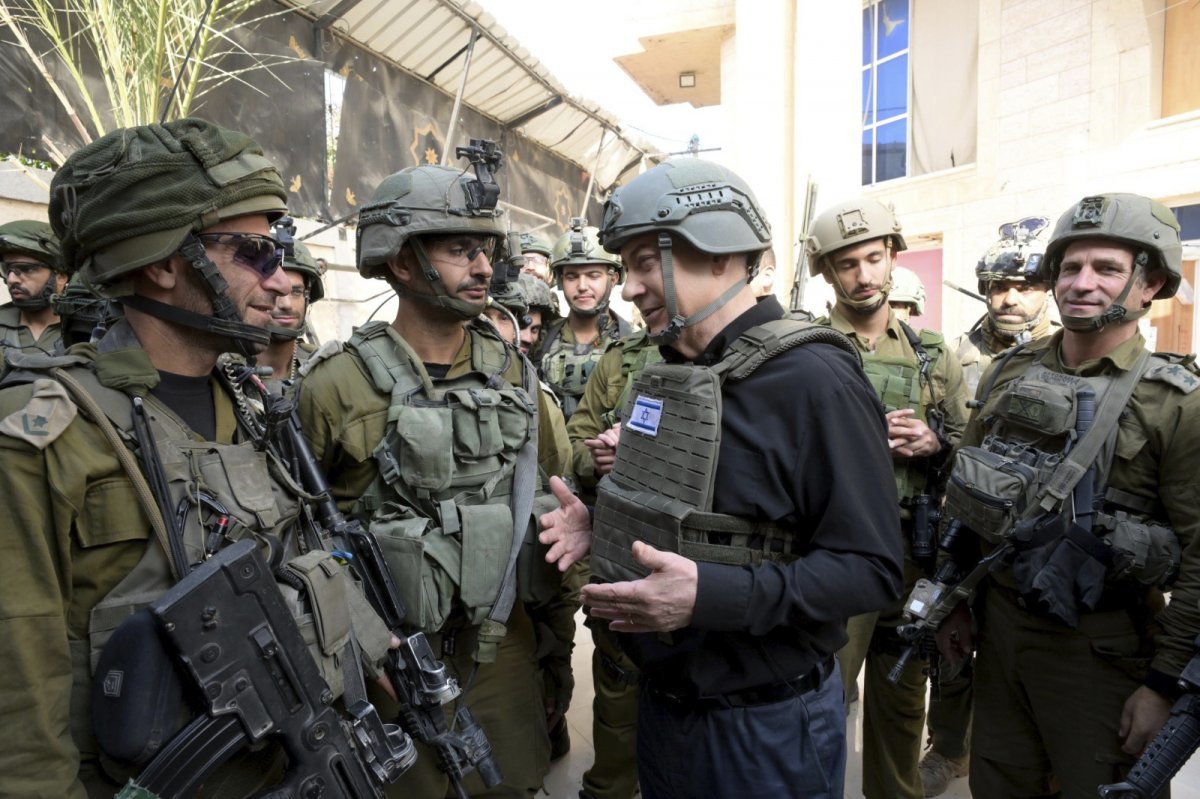 베냐민 네타냐후 이스라엘 총리(오른쪽에서 두 번째)가 방탄 헬멧과 조끼를 착용한 채 지난해 12월25일 가자지구 북부를 찾아 군 인들과 대화를 나누고 있다. 네타냐후 총리는 “하마스가 궤멸될 때까지 전쟁을 계속하겠다”고 강조해 왔다. 가자=AP 뉴시스