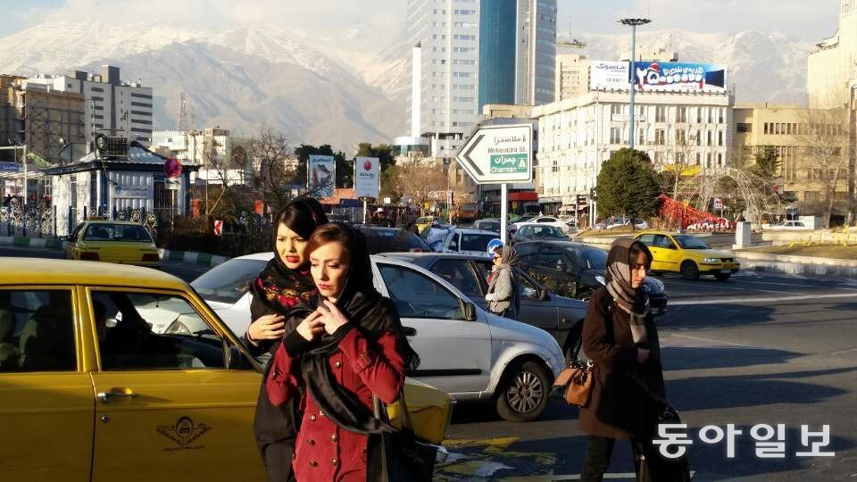이란 수도 테헤란의 중심부 발리아스르 거리를 걷고 있는 이란 여성들. 이란에서는 3월1일 총선이 치러진다. 이번 총선을 앞두고 경제난과 보수적이며 경직된 정치에 불만이 많은 이란 국민들이 어떤 반응을 보일지에 많은 관심이 모아지고 있다. 동아일보 DB