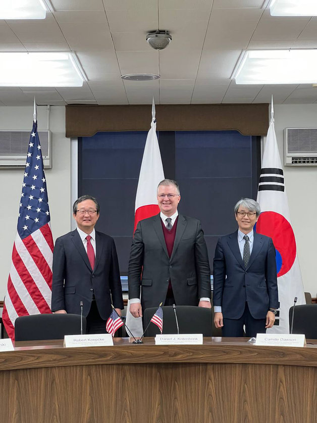 정병원 외교부 차관보와 대니얼 크리튼브링크 미 국무부 동아태차관보, 고베 야스히로 일본 외무성 종합정책국장이 5일(현지시간) 미국 워싱턴DC에서 제1차 인도-태평양 대화에 앞서 기념촬영하고 있다. (외교부 제공) 2024.1.6/뉴스1