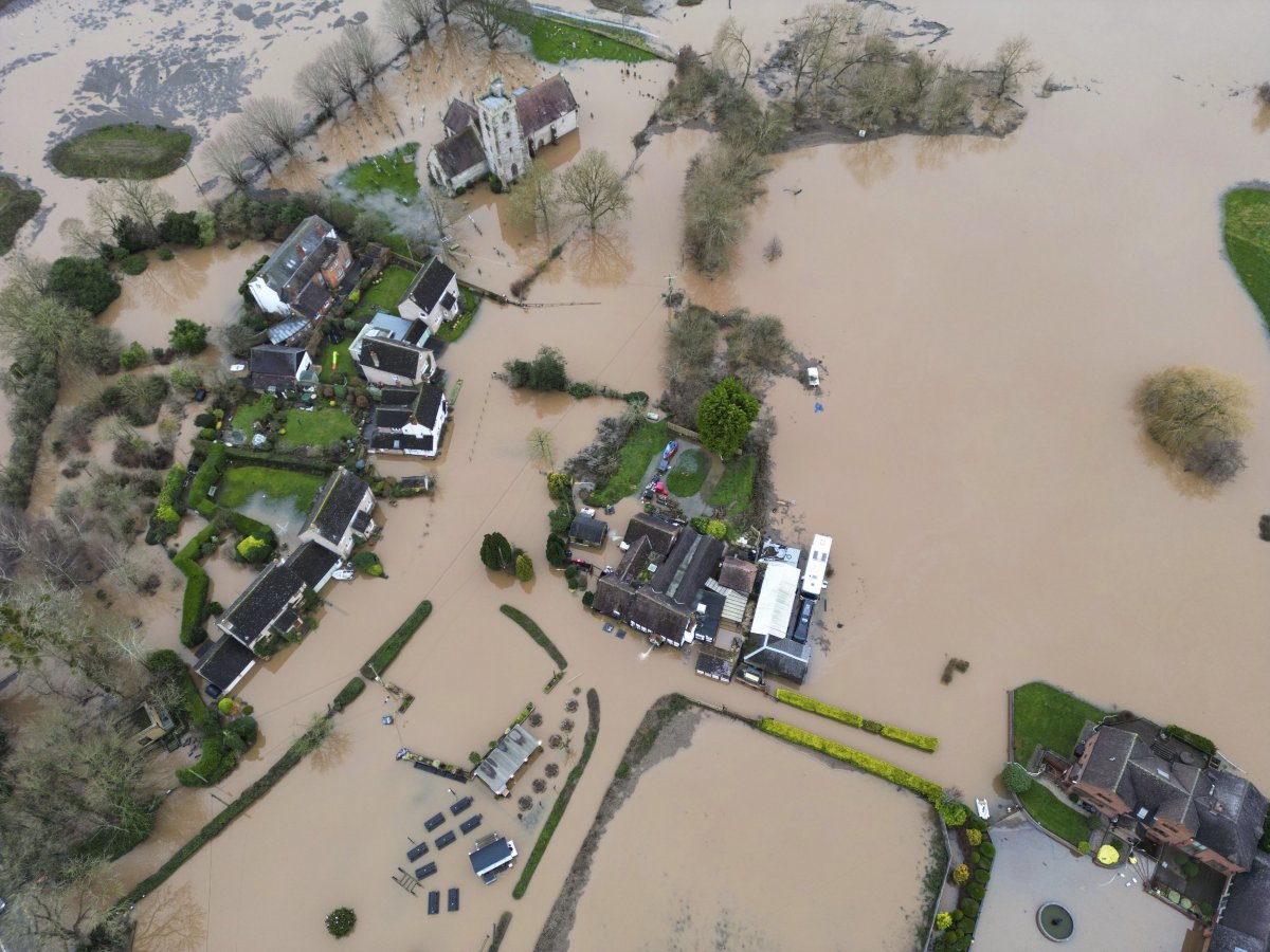 “유럽 대륙 한쪽은 폭설, 한쪽은 폭우”  4일 영국 우스터셔 카운티강이 범람한 모습  침수된 우스터의 전경 사진=AP/뉴시스