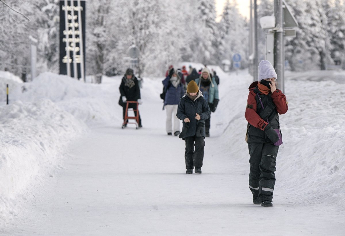 “유럽 대륙 한쪽은 폭설, 한쪽은 폭우”  4일 스웨덴 라플란드의 아카슬롬폴로 마을에서 사람들이 눈 속을 걷고 있습니다. 북유럽 지역의 기온이 이틀 연속 영하 40도 이하로 떨어지면서 스웨덴은 25년 만에 가장 추운 1월 기온을 기록했습니다. 사진=AP/뉴시스