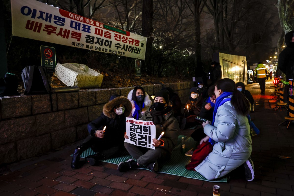 6일 오후 서울 종로구 서울대학교병원 인근에서 이재명 피습 진상규명 비상대책행동 관계자들이 이재명 피습 진상규명 촉구 및 쾌유 기원 촛불집회를 하고 있다. 사진=뉴시스