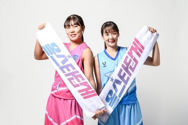 WKBL 올스타전 팬투표 1위 박지현(왼쪽)과 2위 신지현. (WKBL 제공)