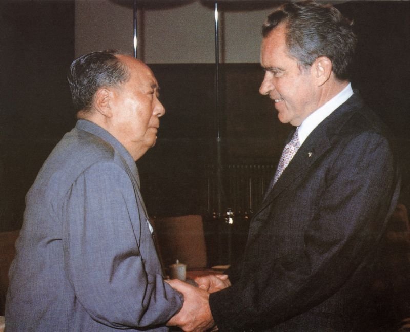 1972년 2월 미국 대통령 가운데 중국을 최초 방문한 리처드 닉슨 대통령이 마오쩌둥 주석과 악수하고 있다. 미중은 한국전쟁이 끝나고 약 20년 만에 소련이라는 공동의 안보위협에 맞서 데탕트를 추진했다.  뉴리퍼블릭 웹사이트 캡처