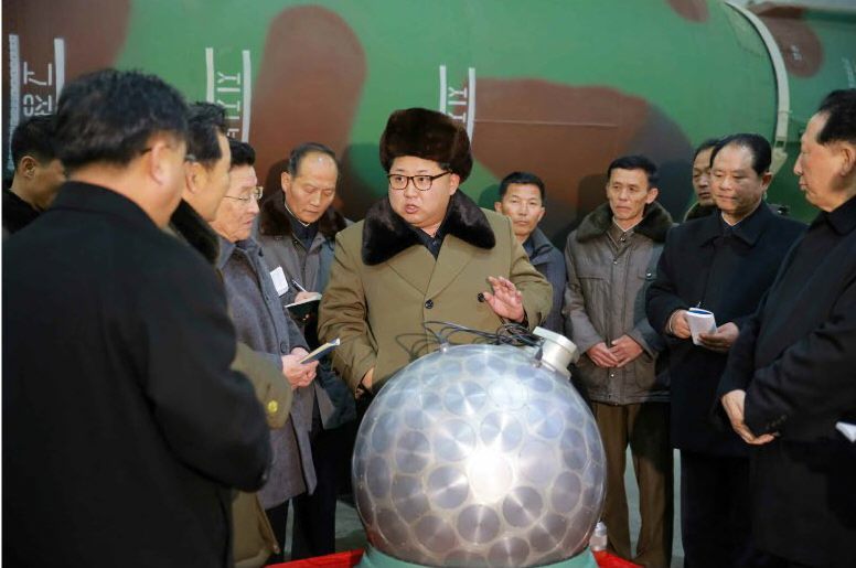 4차 핵실험 직후인 2016년 3월 김정은이 핵 탄두에 들어가는 원형 기폭장치 앞에서 관계자들과 대화하고 있다.   노동신문