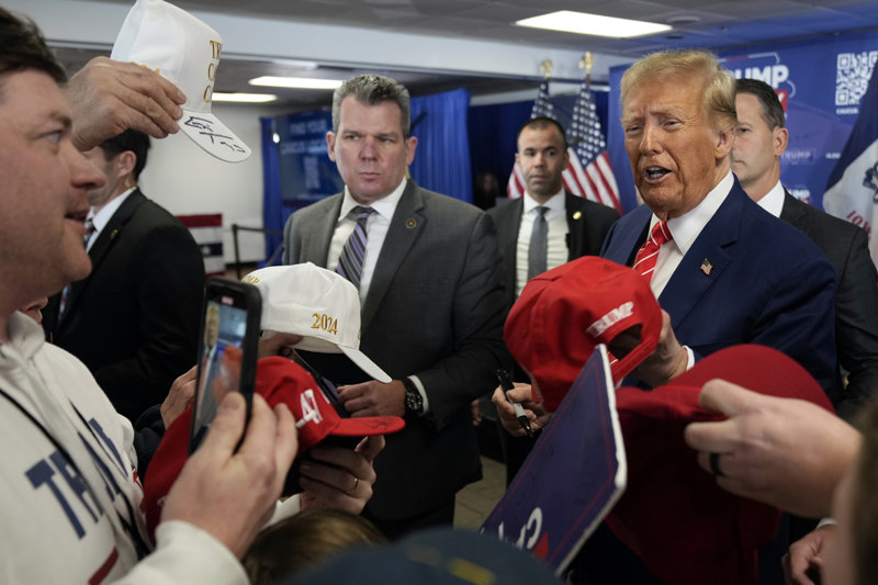 지지자 모자에 사인 도널드 트럼프 전 미국 대통령(오른쪽)이 6일 아이오와주 뉴턴의 디모인 커뮤니티 칼리지에서 연설을 마친 뒤 지지자에게 자신이 사인한 모자를 건네고 있다. 뉴턴=AP 뉴시스