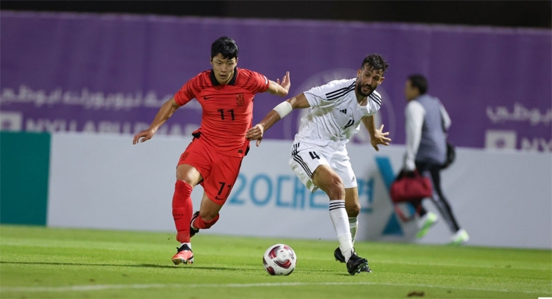 한국 축구대표팀의 황희찬(왼쪽)이 6일 아랍에미리트 아부다비에서 열린 이라크와의 평가전에서 상대 선수와 볼을 다투고 있다. 한국은 전반 40분에 터진 이재성의 결승골로 1-0 승리를 거뒀다. 대한축구협회 제공