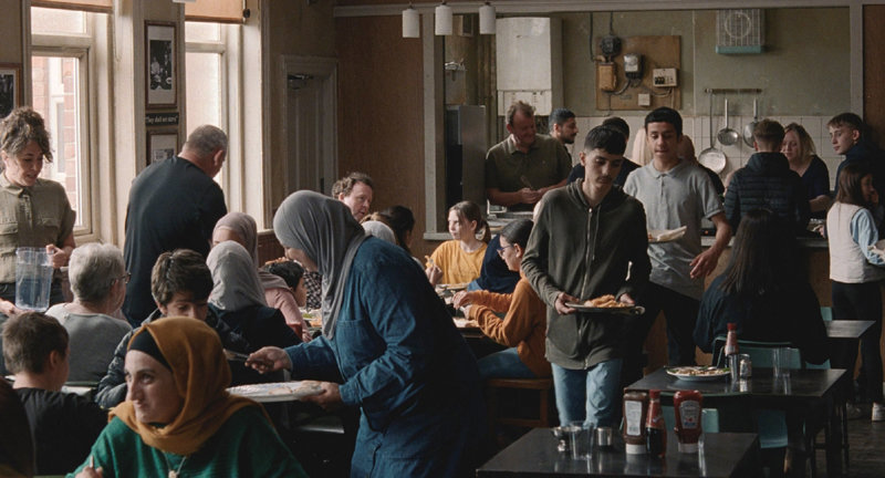 영화 ‘나의 올드 오크’에서 TJ(데이브 터너)가 펍 뒤 공간을 고쳐 시리아 난민과 동네 주민들에게 식사를 제공하는 장면. 영화사 진진 제공