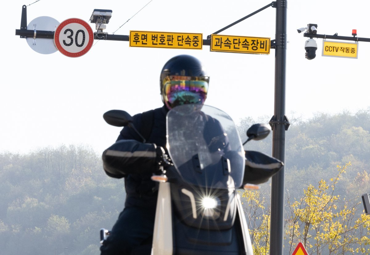 경기 고양시 덕양구 덕은한강초등학교 어린이 보호구역에 양방향 무인 단속 장비가 설치돼 있다. 2023.11.13. 뉴스1