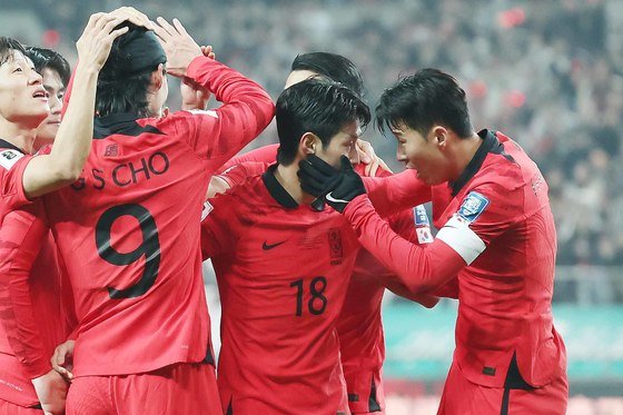 16일 서울 마포구 서울월드컵경기장에서 열린 2026 FIFA 북중미 월드컵 아시아 지역 2차 예선 C조 조별리그 대한민국과 싱가포르의 경기에서 손흥민이 조규성의 첫 골 세리머니 때 이강인과 만나 대화를 나누고 있다. 2023.11.16/뉴스1