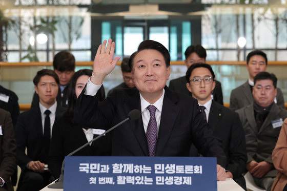 윤석열 대통령이 4일 경기도 용인시 중소기업인력개발원에서 열린 ‘국민과 함께하는 민생토론회’에서 참석자들에게 인사하고 있다. (대통령실 제공) 2024.1.4/뉴스1