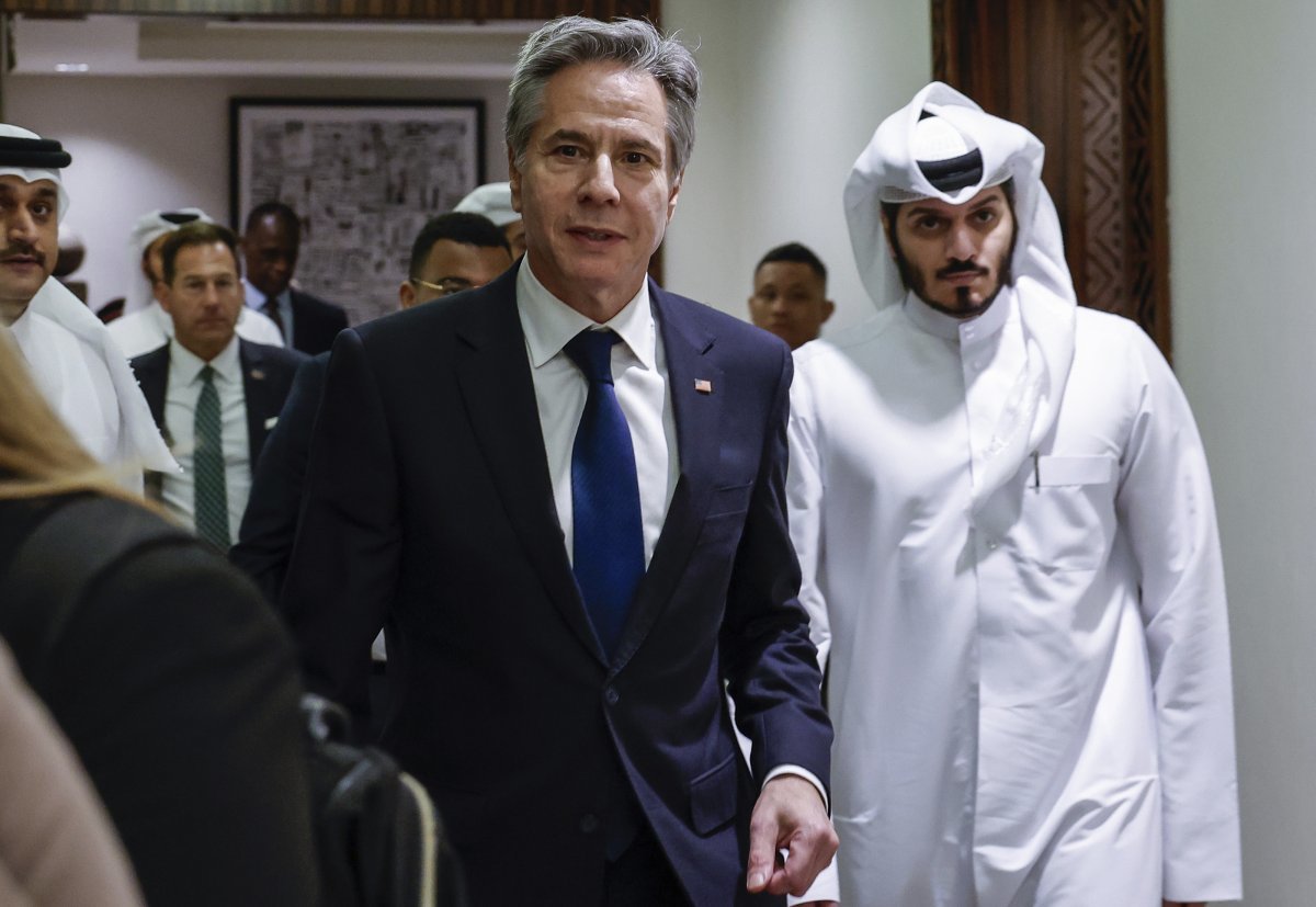 토니 블링컨 미 국무장관(왼쪽)이 7일 카타르 도하에서 모하메드 빈 압둘라흐만 알 싸니 카타르 총리 겸 외무장관(오른쪽)과의 회담 장소로 향하고 있다. 도하=AP 뉴시스