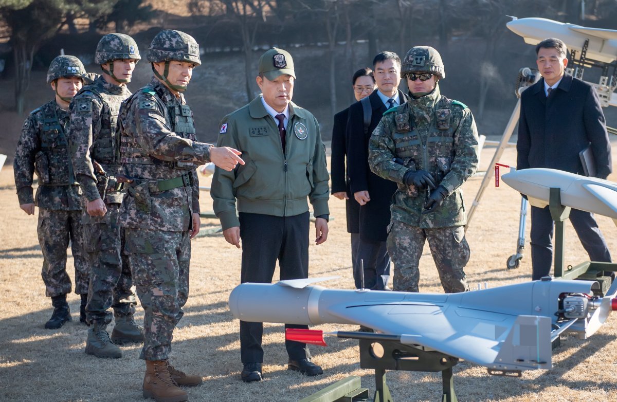 신원식 국방부장관(가운데)이 8일 경기 포천시 드론작전사령부를 방문해 이보형 드론작전사령관(육군 소장)으로부터 공격용 드론에 대한 브리핑을 받고 있다. 사진=국방부 제공