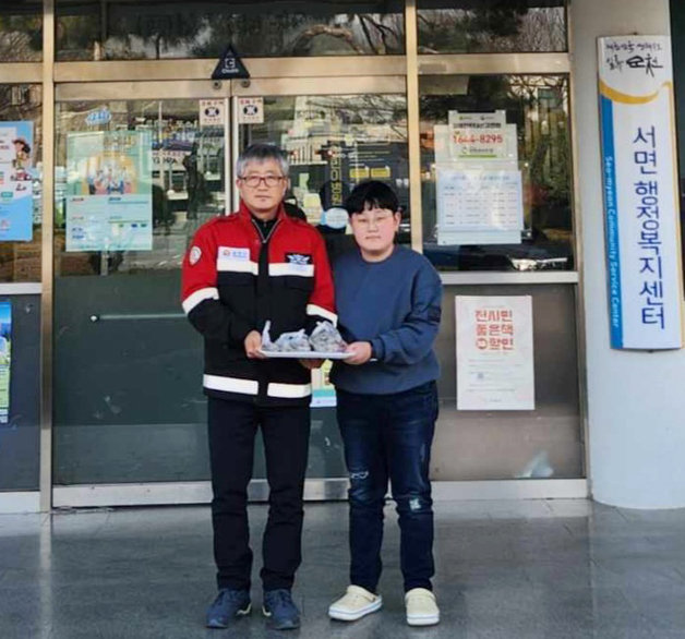 왼쪽부터 장성주 순천 서면장, 김찬양군.(순천시 제공)2024.1.8/뉴스1