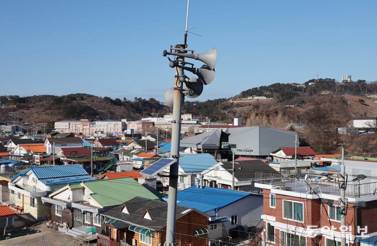 8일 오전 인천 옹진군 서해5도 연평도의 한 마을 외곽에 확성기가 설치돼 있다. 연평도=양회성 기자 yohan@donga.com