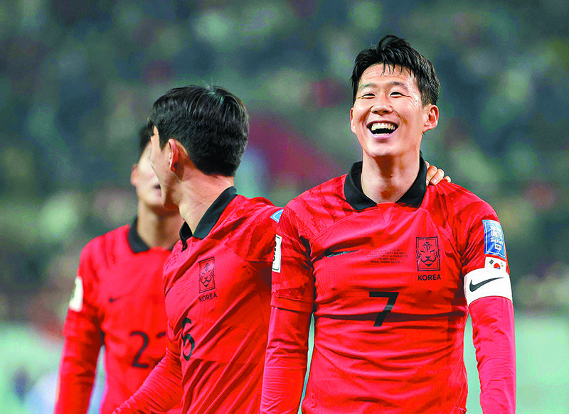 활짝 웃고 있는 축구대표팀 주장 손흥민(오른쪽). 한국은 손흥민을 앞세워 64년 만의 아시안컵 우승에 도전한다. 뉴시스