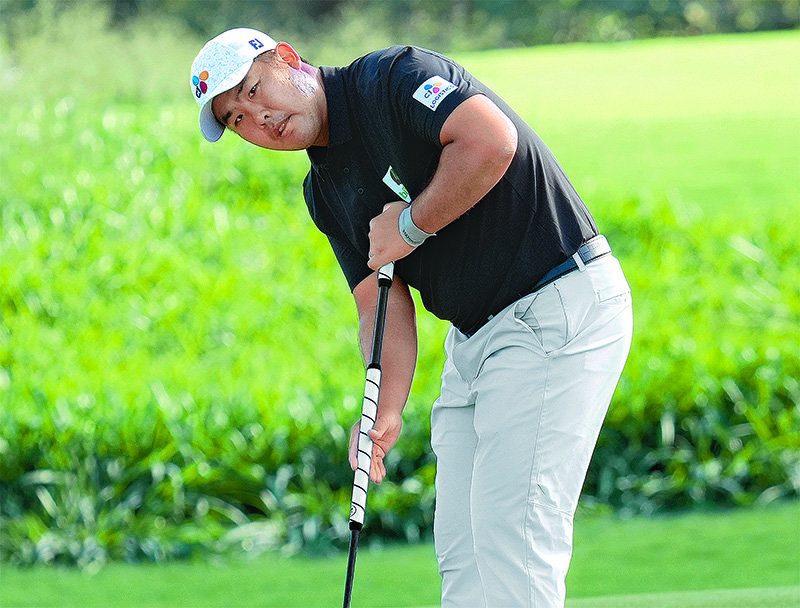 안병훈이 8일 미국프로골프(PGA)투어 시즌 개막 대회인 더 센트리 최종 4라운드에서 퍼트 뒤 공의 방향을 살피고 있다. 안병훈은 이번 대회에 출전한 한국 선수 4명 중 가장 좋은 성적인 단독 4위를 했다. 카팔루아=AP 뉴시스