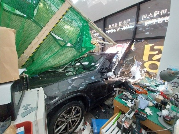 8일 낮 12시18분쯤 인천 서구 석남동의 한 세차장에서 세차를 마치고 이동하던 차량이 인근 상가 1층 골프용품점으로 돌진해 2명이 다쳤다. (인천소방본부 제공).2024.01.09/뉴스1