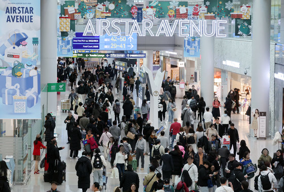 크리스마스 연휴를 하루 앞둔 지난해 12월22일 오전 인천국제공항 면세 구역이 여행객으로 붐비고 있다. 2023.12.22/뉴스1 ⓒ News1