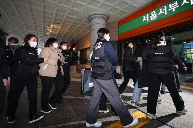 지난 6일 윤 대통령의 퇴진과 김건희 여사 특검을 주장하며 용산 대통령실에 기습적으로 진입했다가 연행된 한국대학생진보연합 회원들이 9일 오전 서울 마포구 서울서부지방법원에서 열린 영장실질심사에 출석하고 있다. 2024.1.9/뉴스1