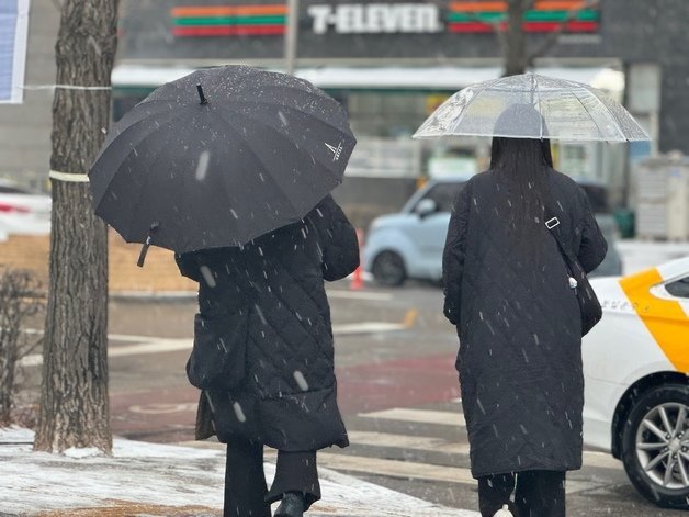 눈이 내리는 9일 오전 인천시 남동구 인천시청 앞에서 시민들이 우산을 쓰고 발걸음을 옮기고 있다. 이날 오전 옹진군을 제외한 인천에는 대설주의보가 내려졌다.2024.1.9. 뉴스1