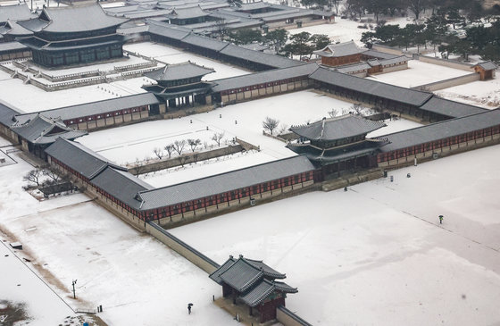 9일 서울 종로구 경복궁 일대에 눈이 내리고 있다. 기상청은 중부내륙과 전북동부, 경북내륙을 중심으로 오는 10일까지 최대 15㎝ 이상의 많은 눈이 내려 쌓인다고 예보했다. 2024.1.9. 뉴스1