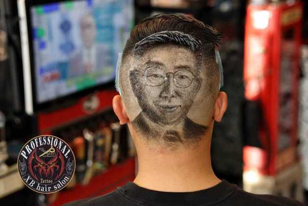 6일(현지시간) 대만 창화시의 미용사 알렌 첸이 커원저 후보의 얼굴을 뒤통수에 새긴 한 남성의 사진을 공개했다. 2024.01.06/ (첸 페이스북 갈무리)