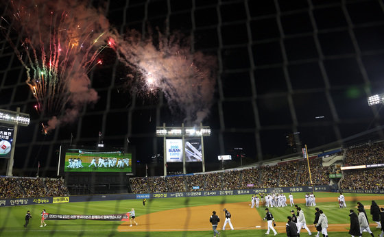 13일 오후 서울 송파구 올림픽로 잠실야구장에서 열린 프로야구 ‘2023 신한은행 SOL KBO 포스트시즌’ 한국시리즈 5차전 LG 트윈스와 kt 위즈의 경기에 한국시리즈 마지막을 알리는 폭죽이 터지고 있다. 2023.11.13/뉴스1